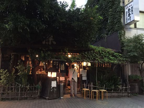 Warten auf einen Platz im Restaurant, um hier leckere japanische Gemüsepfannkuchen zu genießen