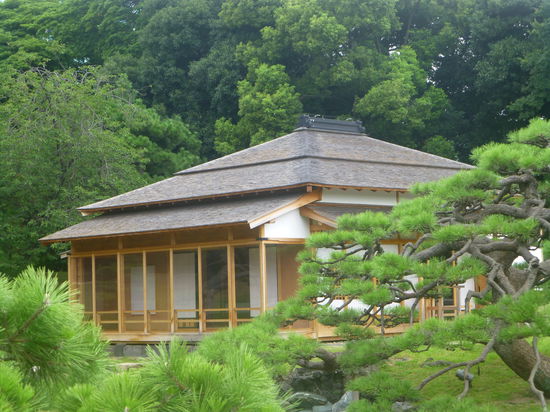 Im Teepavillon gibt es den ersten Grüntee / Matcha unserer Japan-Reise. Es soll nicht der einzige bleiben.