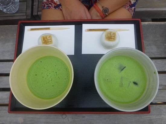 Warm oder jetzt im Sommer erfrischend als Kaltgetränk. Mit einem Sweety dazu kann man sich an das grüne Gebräu gewöhnen 