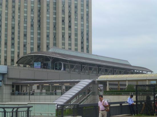 Die führerlose Yurikamome-Bahn gleitet scheinbar schwerlos durch Häuserschluchten