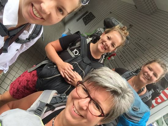 Gesattelt und gepackt geht es heute weiter zur zweiten Station unserer Reise