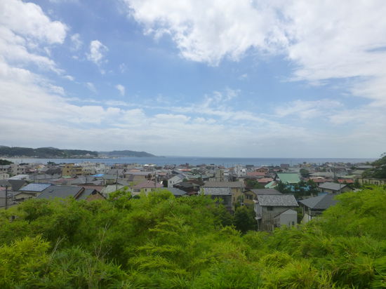 Immer wieder schöne Ausblicke auf die Bucht von Kamakura