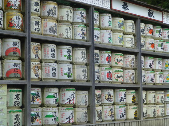 Sake - das Getränk für Götter und Menschen. Die Sake-Fässer finden sich an den meisten Schreinen als Opfergaben