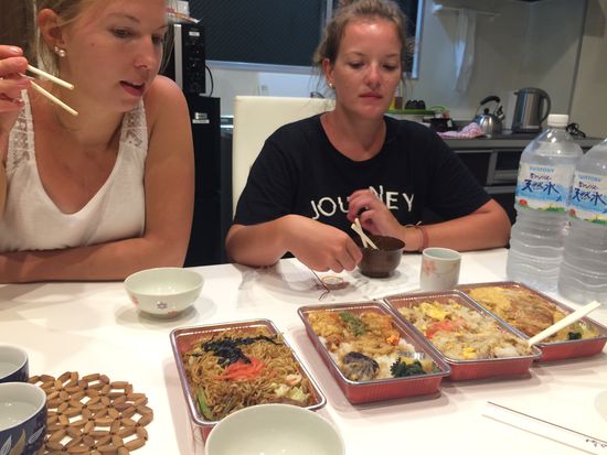 Ein improvisiertes - aber leckeres - Abendessen in unserem Luxus-Appartement