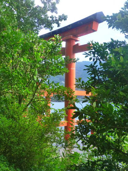 Das rote Torii - das Friedenstor - ist ein Wahrzeichen Moto-Hakones