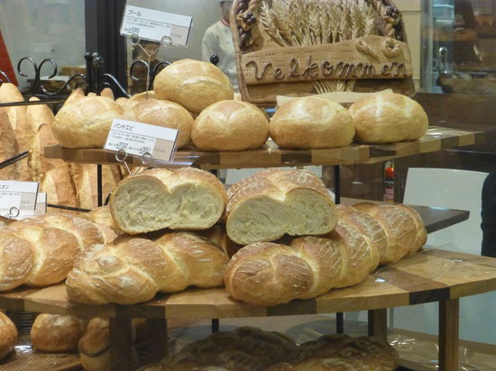 Dabei gibt es auffallend viele Bäckereien und Konditoreien mit Backwaren im "Western Style" 