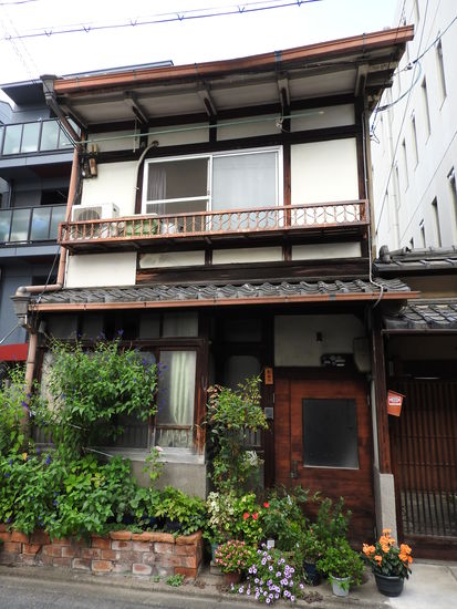 Tempel und alte Holzhäuser in schmalen Gassen prägen das Stadtbild von Kyoto