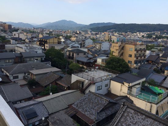 Tolle Ausblicke von der Dachterrasse unseres Hostels in Kyoto