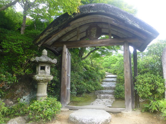 Der Eingang zum fast schon verwunschenen Garten Okochi Sanso