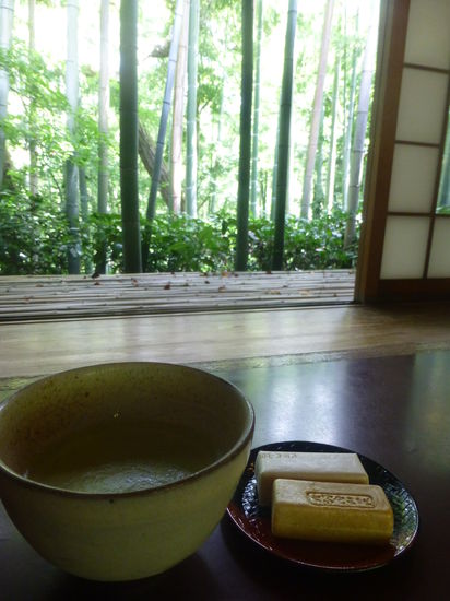 Eine Schale Matcha samt einer Süßigkeit ist im Eintrittspreis enthalten