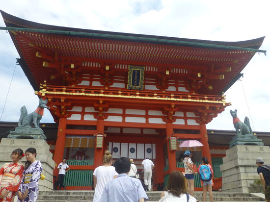 Noch eine beeindruckende Sehenswürdigkeit Kyotos: der Torii-Schrein Fushimi Inari Taisha
