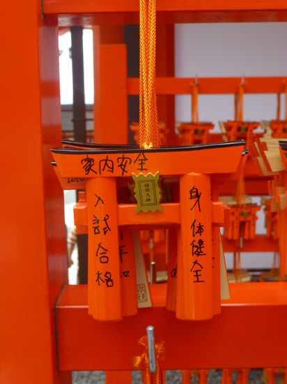 Zinnoberrote Toriis soweit das Auge reicht