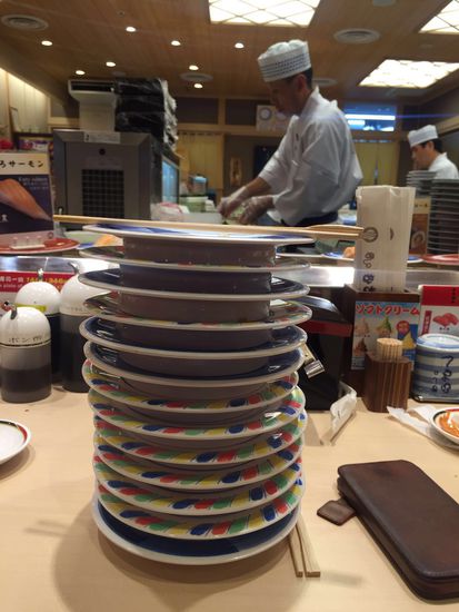 Abgerechnet wird zum Schluss. Da kommt schon ein Türmchen mit leeren Tellern zusammen 