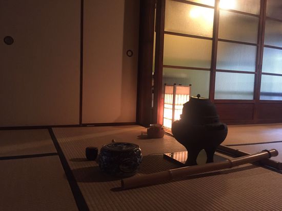 Hier werden wir in die Geheimnisse einer japanischen Teezeremonie eingeweiht