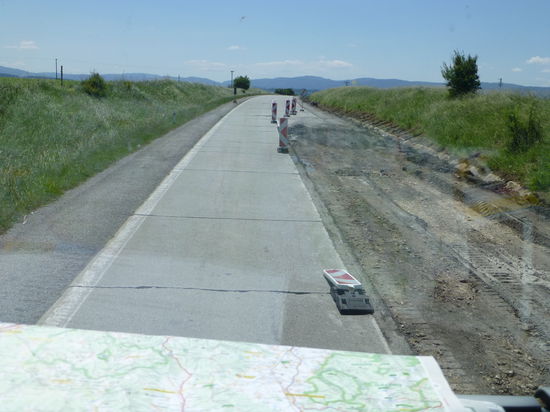 Zunächst ein guter Tipp, doch dann entpuppt sich die Straße als eine über 30 Kilometer lange Schlaglochpiste aus Betonplatten. Offenbar war das früher mal eine Panzer-Teststrecke und so sieht sie aus.....