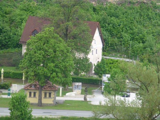 Blick von oben auf unseren ersten Übernachtungsplatz. Der Mumin versteckt sich hinter den Bäumen