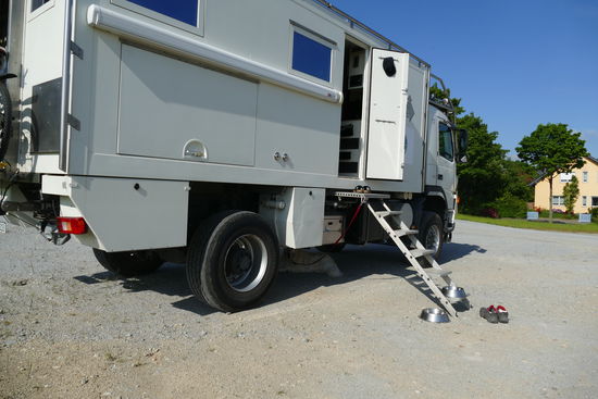 Am Brückentag ist der Schulparkplatz ein optimaler Übernachtungsplatz. Ruhig und leer haben wir ihn ganz für uns.