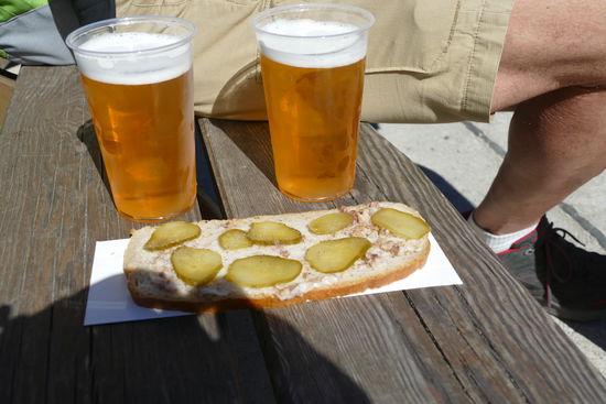 Dieses Feierabendbier haben wir uns heute redlich verdient 
Gefahrene Kilometer: 27 km
Gelaufene Kilometer: 17 km und 121 Stockwerke (!!!) gemessen in Höhenmetern 