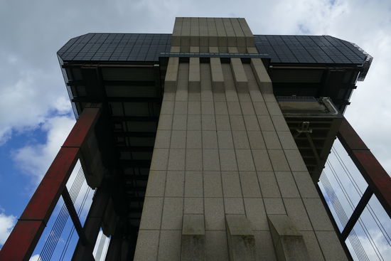 Ein beeindruckendes Bauwerk. Hier können Schiffe Aufzug fahren