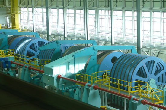 Die gigantische Maschinenhalle transportiert die Wasserfahrzeuge in die Höhe