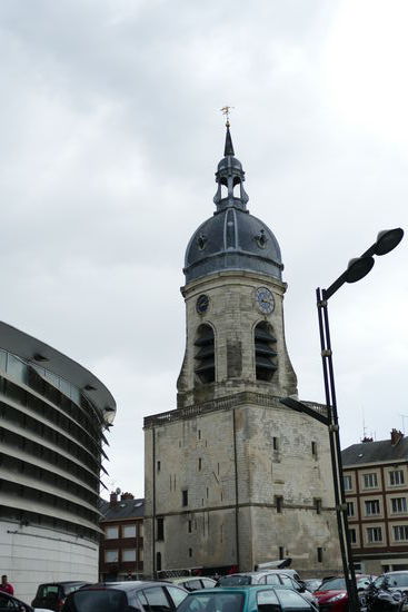 Die Markthalle ist ein einem eher unscheinbaren Gebäude neben dem Beffroi von Amiens zu finden