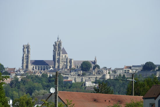 Bereits von Weitem zu sehen: die Kathedrale von Laon