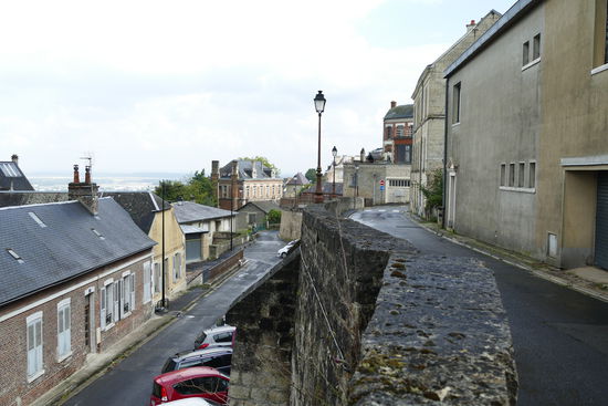 Entlang des Plateaus ziehen sich charmante Altstadtgassen durch Laon