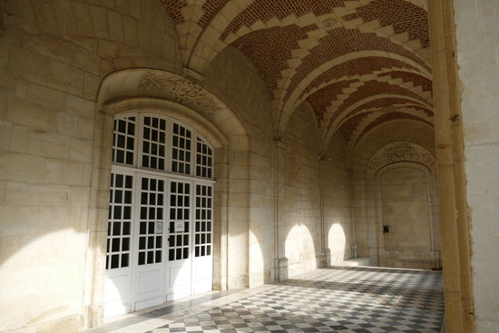 Im Kreuzgang verbirgt sich der Eingang zur Bibliothek