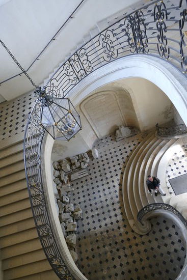 Eine beeindruckende Treppe führt nach oben