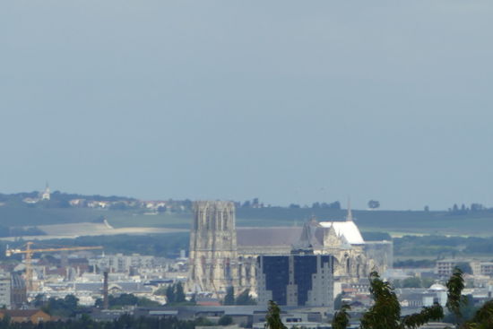 Blick aus der Ferne auf die Kathedrale von Reims