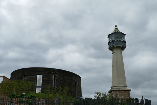 Und wenig weiter ist ein Leuchtturm mit einem Museum zur Geschichte des Weinbaus und des Champagners