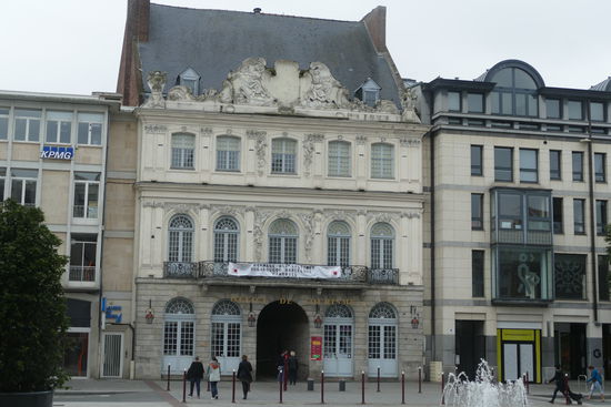 Weil die Stadt sehr unter den Zerstörungen der Weltkriege gelitten hat, ist die Architektur ein Mix aus charmanten Altbauten und nüchternen Nachkriegsbauten