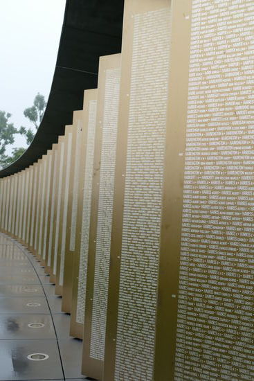 Ein Mahnmal enthält die Namen von insgesamt 580.000 Gefallenen aller Nationen, die hier zwischen 1914 und 1918 ihr (junges) Leben gelassen haben. Eine schier unglaubliche Zahl. Der Besuch dieser Gedenkstätte lässt auch uns nachdenklich zurück.