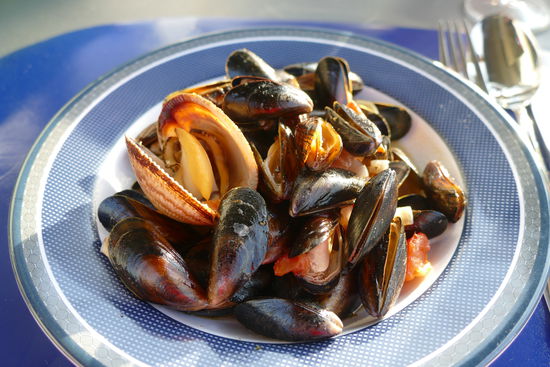 Im Ort kaufen wir noch Muscheln, die wir uns heute zum Abendessen zubereiten.