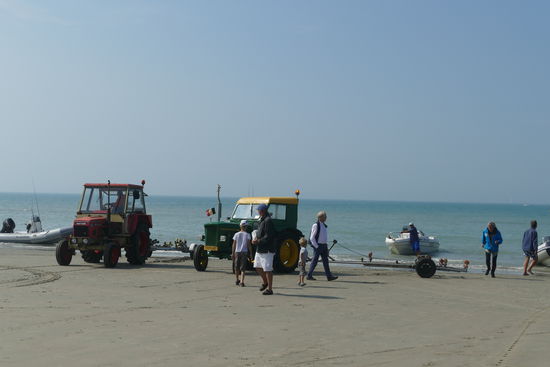Auch in Ambleteuese werden die Boote mit Traktoren an Land gezogen - ein tolles Schauspiel