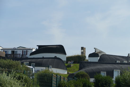 Die originellen Ferienhäuser gehören zum Camping "La Falaise"