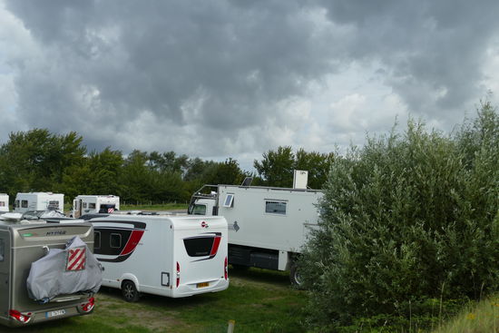 Der Stellplatz in Le Crotoy hat den Charme eines Großparkplatzes, liegt aber zentral und mit schöner Aussicht auf die Baie de Somme