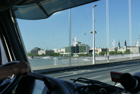 Auf dem Weg zum Campingplatz in Budapest müssen wir die Elisabethenbrücke überqueren