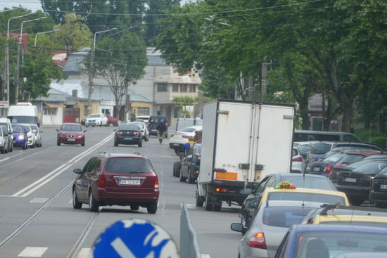Im morgendlichen Berufsverkehr geht es quer durch Braila in Richtung Donaufähre