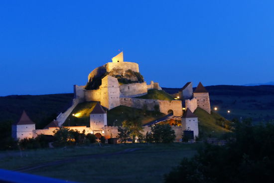 Mit nächtlichem Blick auf die Burg Rupea
