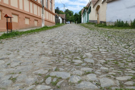Die Straßen sind geschottert oder wie hier - Kopfsteinpflaster