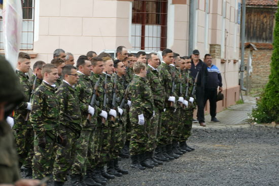 Militärische Ehren vor der Kirche