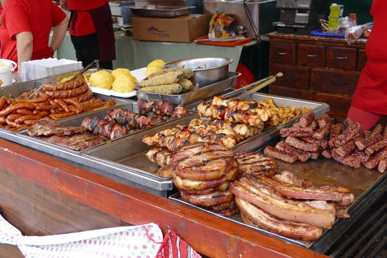 Berge von Grillfleisch warten auf hungrige Gäste
