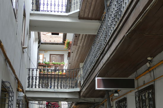 Hinterhöfe und versteckte Gänge zwischen den Häusern sind sehr reizvoll