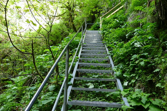 Nach dem Tor geht es steil in die Tiefe