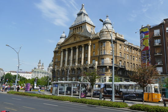 Am zentralen Platz Deák Ferenc tér starten wir unsere Stadtbesichtigung