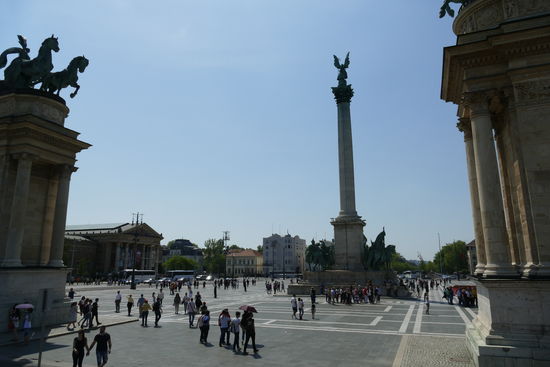 Am Heldenplatz mit dem Milleniums-Denkmal