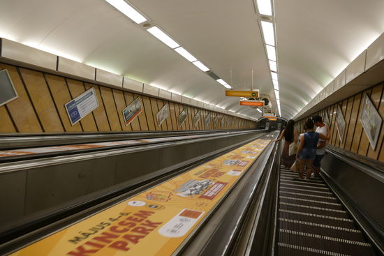 Die steile und ziemlich schnelle Rolltreppe führt uns in die Untergründe der Metro