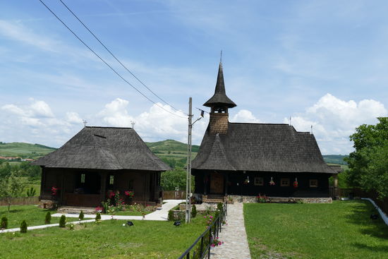 Auf dem Weg nach Baile Felix kommen wir an einer schönen Holzkirche vorbei