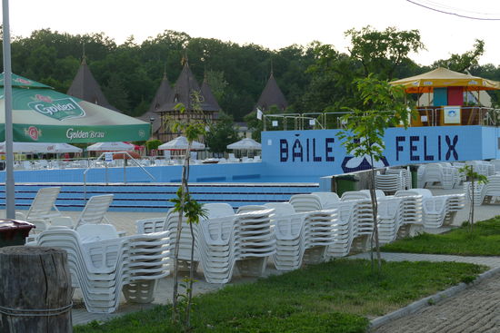 Thermalbaden in Rumänien - eine der riesigen Anlagen direkt gegenüber unseres Campingplatzes